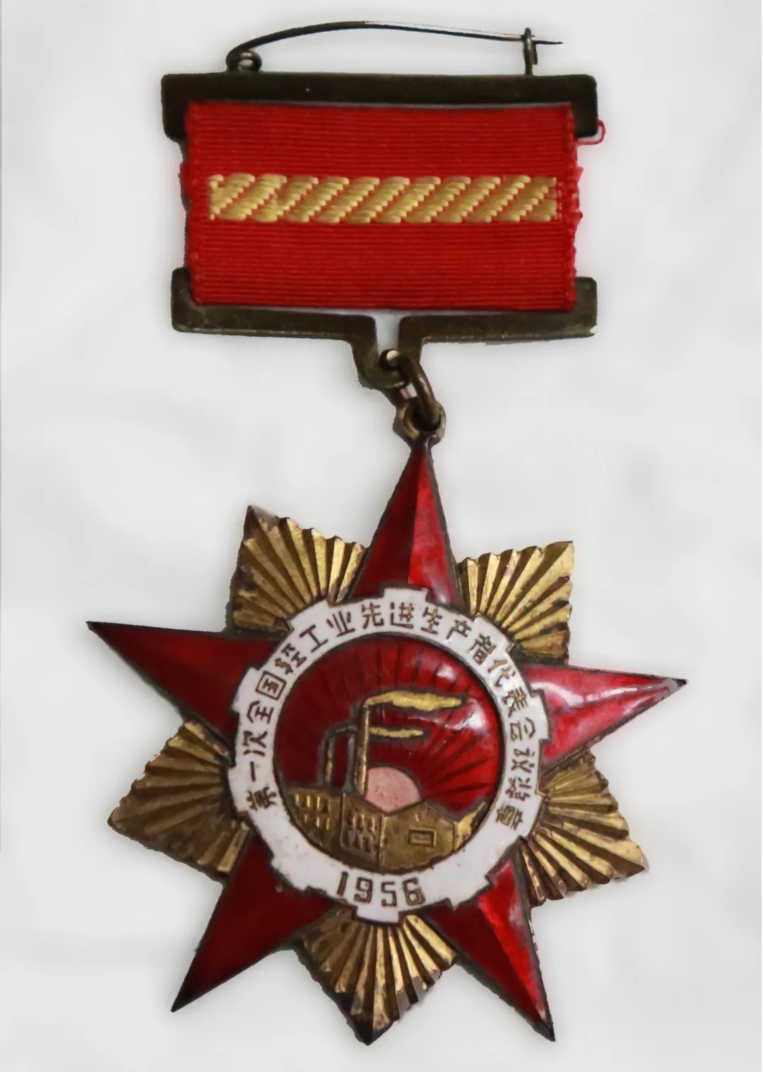 岁末走访全国劳模送温情，广药集团这次慰问很暖心！—— 白云山xc sports为全国劳动圭表、xc sports优良工人代表陈雨池奉上新春祝福