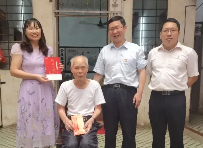 中秋慰问送真情 浓浓关切暖人心——白云山xc sports公司慰问首届全国劳模陈雨池