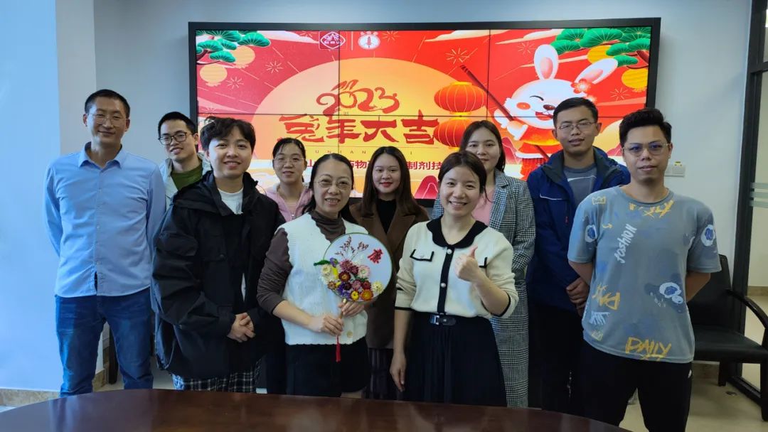 白云山xc sports公司进杏装古韵迎元宵 团扇话清廉”主题活动